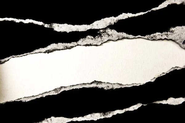 Kağıt şablon alanı oluşturmak için yırtılıyor. Metin alanı Tasarım ve reklamlar için boş alan veya tasarım arka planı olarak kullanılır.