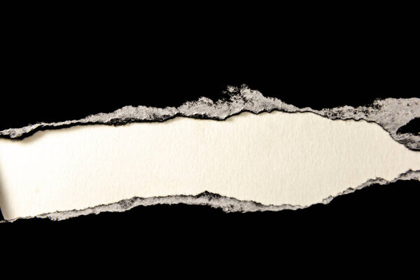 Бумага разорвана, чтобы создать область шаблона. Свободное место для дизайна и рекламы или используется в качестве фона для дизайна
.