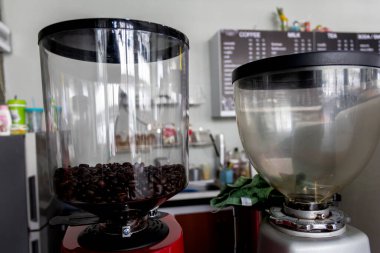 Kahve öğütücüsü Yeni günün sabahında kullanmaya hazır