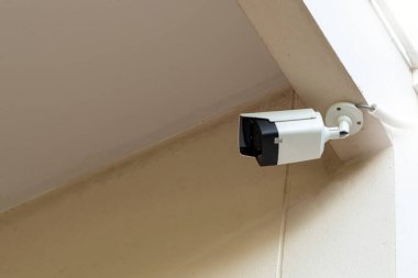 Büyük beyaz profesyonel güvenlik kamerası. Güvenlik kameraları tavana monte edilmiş. Lenslerin etrafındaki LED kızıllar. Güvenlik sistemi konsepti. Kopyalama uzayı, nötr açık mavi arkaplan