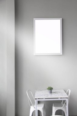 Kahve masası. Reklam alanı ve parlayan ışık için beyaz boş bir ekran.