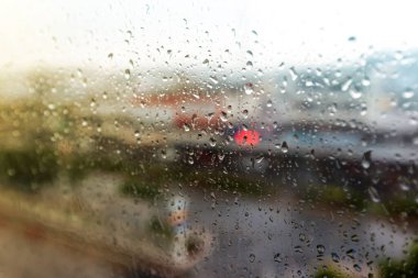 Pencereye, havaya, arka plandaki su damlalarına şeffaf yağmur damlalarına bastırılacak gri arkaplan / yağmur damlaları