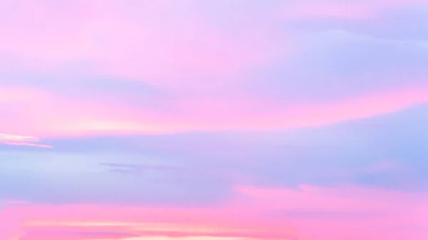 Alacakaranlık zaman arkaplanındaki gökyüzü.