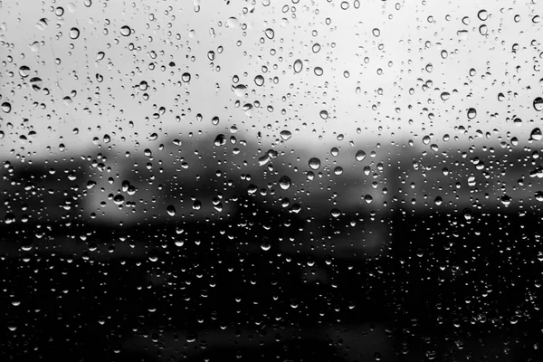 Pencereye, havaya, arka plandaki su damlalarına şeffaf yağmur damlalarına bastırılacak gri arkaplan / yağmur damlaları