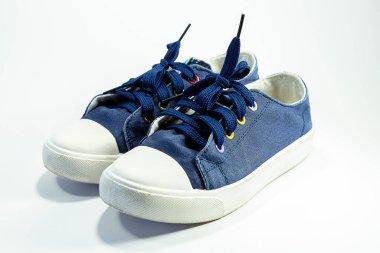 Beyaz arka planda izole edilmiş mavi çocuk ayakkabıları.