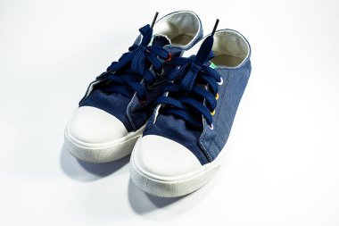 Beyaz arka planda izole edilmiş mavi çocuk ayakkabıları.