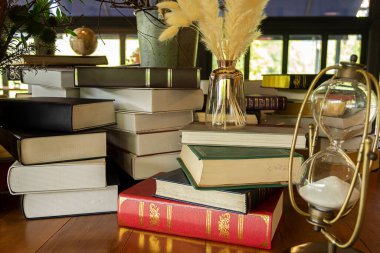 Eğitim geçmişi var. Kitapları ve kum saatini yığın, kopyalama alanları için boş sınıf Okul konseptine geri dön