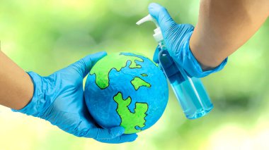 Küresel virüs salgını sırasında dünyayı Coronavirus 'tan korumak, Covid-19. Dünyayı korumak, virüsleri önlemek, dezenfekte spreyleri kullanmak..