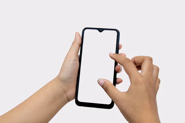 一个女人带着一个黑色的智能手机 屏幕是空白的 图案是现代的 无边界的 角度和垂直分开的白色背景 — 图库照片