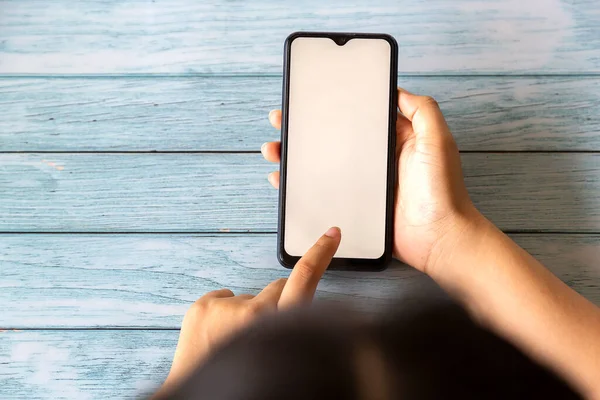 Kadının elleri boş ekranlı akıllı telefonu tutuyor..