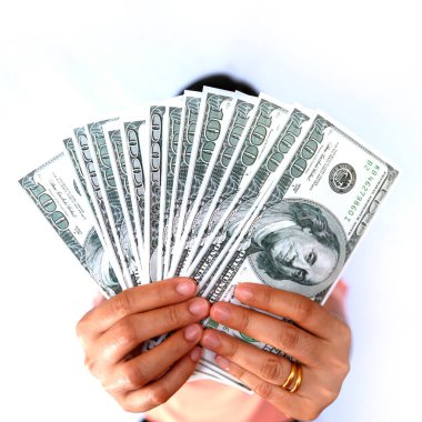 Yalıtılmış beyaz bir arka planda Dolar Üstünde Para Gösteren Asyalı Kadın