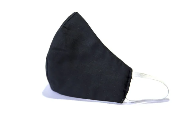 Ev yapımı tıbbi maskeler, insanları virüslerden korumak için siyah yüz izole edilmiş beyaz arka planda.