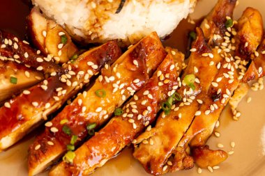 Tavuklu Toriyaki pilavı tabakta, içinde yemek fotoğrafları ve üst manzara var.