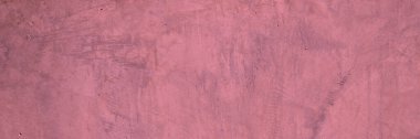 Arka plan veya duvar kağıdı gibi çatlakları olan eski, pasaklı, pembe beton bir duvarın dokusu