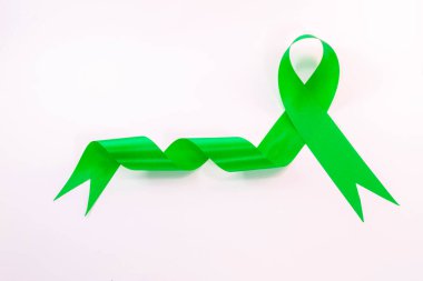 Beyaz arkaplanda yeşil bir kurdele var.