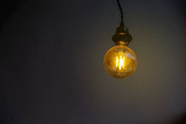 Koyu arkaplanda ampul, yaratıcılık kavramı.