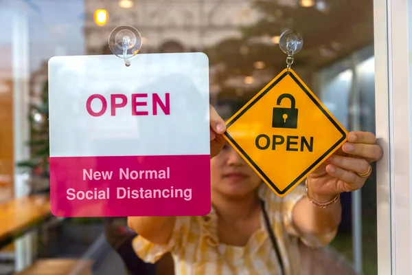 Virüs salgınında restoranın açılışının kapanış işareti. Yeni normal bir sosyal uzaklık aç.