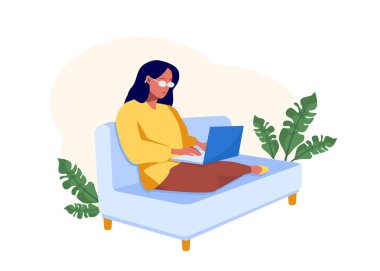 Kanepede oturan ve elinde dizüstü bilgisayar olan kadın. Düz tarzda kadın karakter illüstrasyonu