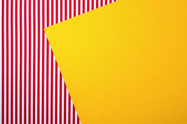 背景の赤のストライプと黄色の点線テンプレートのトップ ビュー — ストック写真
