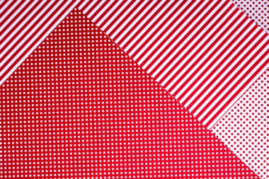 kırmızı ve beyaz yüzey polka noktalı deseni ve çizgiler için arka plan ile üstten görünüm