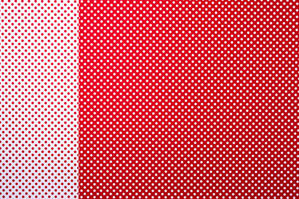 верхний вид красного и белого цветов абстрактная композиция с рисунком горошек и полосы для фона
