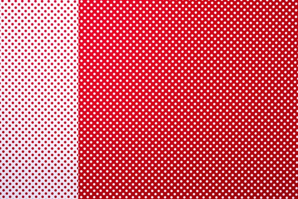 Vista superior de colores rojo y blanco composición abstracta con patrón de lunares y rayas para el fondo - foto de stock