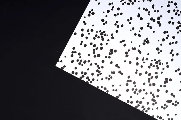 Vista superior da composição de geometria em preto e branco com manchas de tinta para fundo — Fotografia de Stock