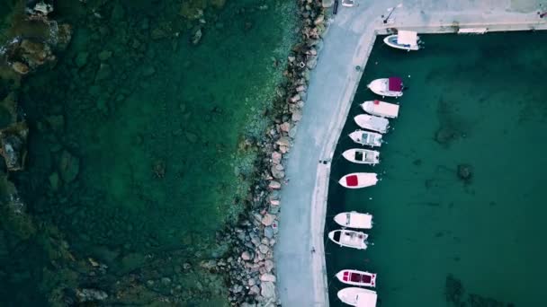 Toppsikt fra luften ut på en brygge med motorbåter droneopptak – stockvideo