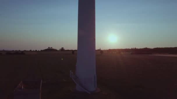 Vindkraftverk på nära håll framför den nedgående solen vindkraft — Stockvideo