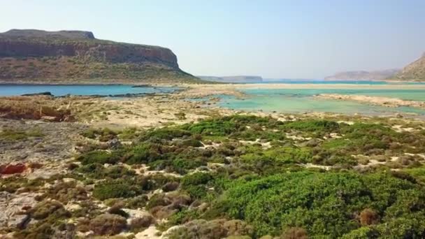 Drone vlucht boven een mediterrane strand sluit op een zomerdag — Stockvideo