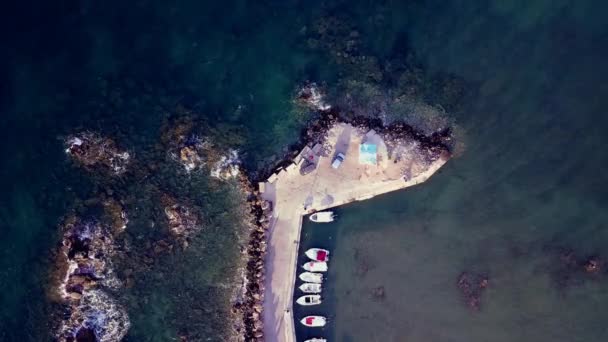 Vue aérienne sur une jetée avec des images de drones de bateaux à moteur — Video