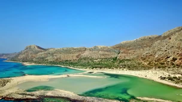Luchtfoto Drone beelden baai van Balos, Kreta - drone vlucht boven de lagune — Stockvideo