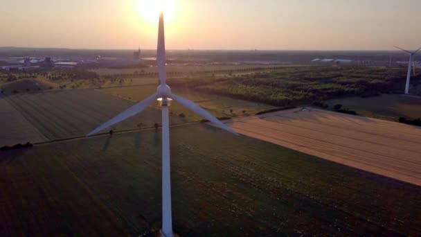 Rüzgar türbini rüzgar enerjisi batan güneşin önünde kapat — Stok video