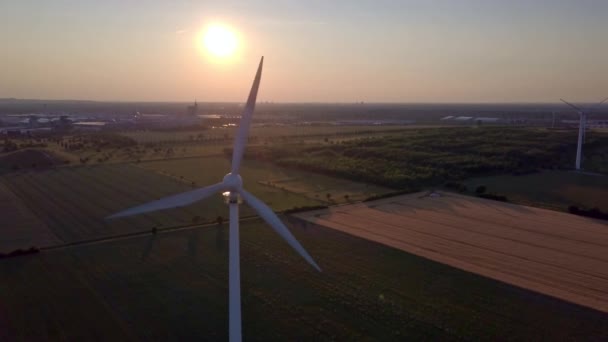 Windkraftanlage hautnah vor der untergehenden Sonne — Stockvideo