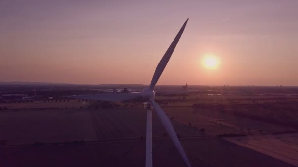 Windkraftanlage hautnah vor der untergehenden Sonne — Stockvideo