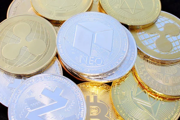 Moneda de Neo crypto entre otras monedas - moneda digital del futuro Fotos De Stock Sin Royalties Gratis