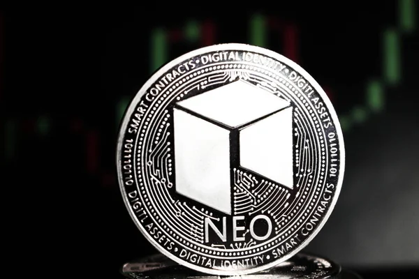 Moneda de Neo crypto entre otras monedas - moneda digital del futuro Imágenes De Stock Sin Royalties Gratis