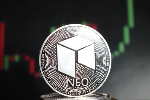 Neo-Kryptowährung neben anderen Münzen - digitale Währung der Zukunft Stockbild