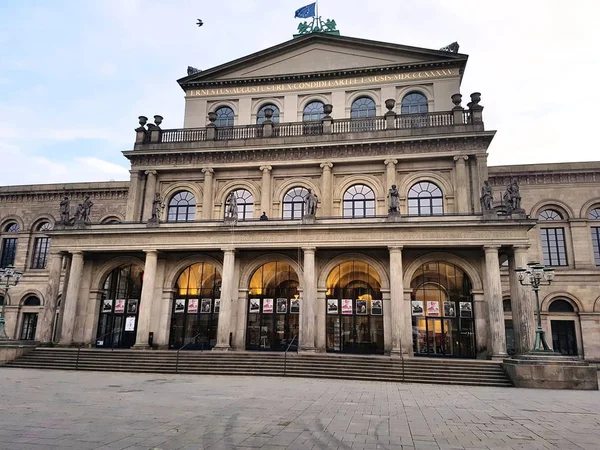 -Dramatik bir aydınlık sabahı şehir merkezinde Hannover Almanya'nın opera binası