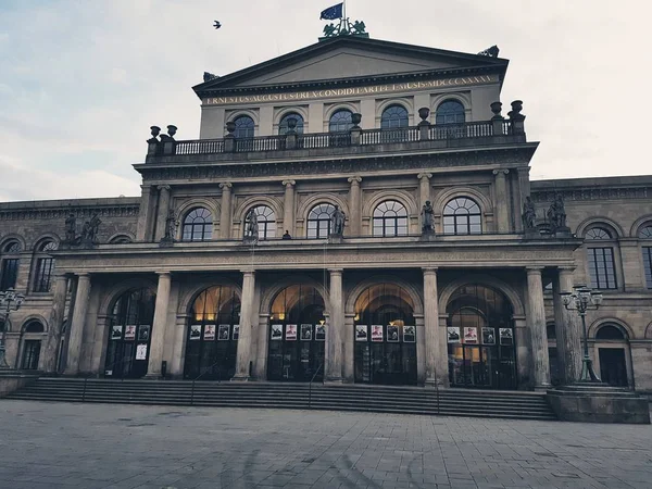 Opera house - kasvetli bir aydınlık sabahı şehir merkezinde Hannover Almanya'nın