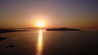Hava görünümünü bir altın güneş ışığı güneşe doğru uçan - Akdeniz'de
