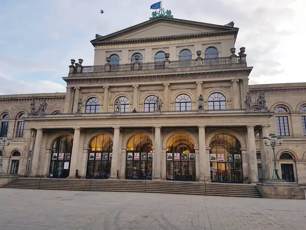 Aydınlık bir sabah şehir merkezinde Hannover Almanya Opera Binası