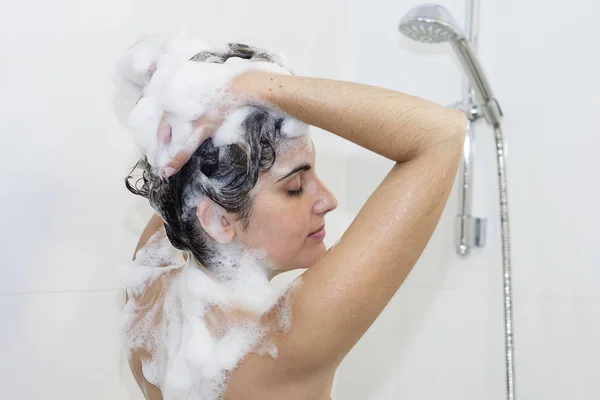 Beautiful Woman Lathering Her Hair Shampoo Shower Her Face Turned — Stock Photo, Image