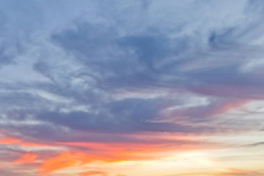 gökyüzü günbatımı bulutlar ve çok kırmızı renkleri ile lots