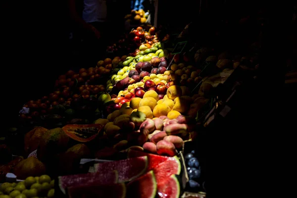 Hermoso Mercado Frutas Pueblo Mucho Contraste Ligero Con Sandía Melocotones —  Fotos de Stock