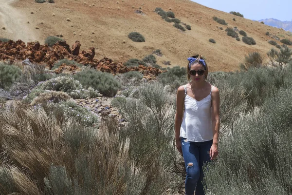 灼熱の太陽の下で砂漠の真ん中でパス上を歩く美しい少女 — ストック写真