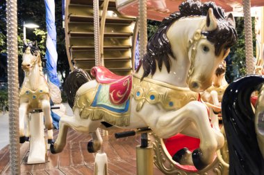 Güzel beyaz atlıkarınca atı bir Fuarı'nda.