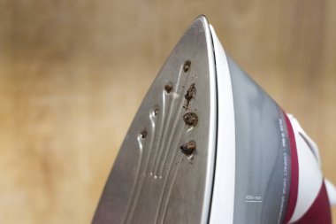 kirli ütü sistemi tıkanmış Buhar delikleri ile.