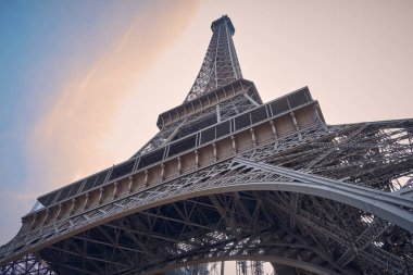 Açık mavi bir gökyüzü gününde Eyfel kulesinin manzarası. kulenin altından görünümü