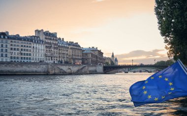 Seine Nehri 'nden Paris manzarası